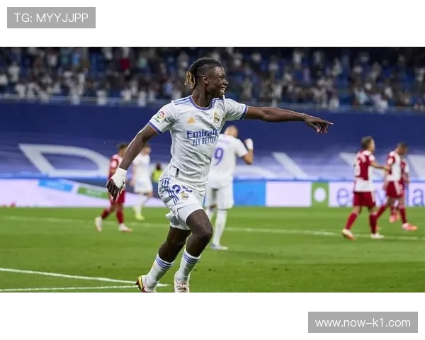 卡马文加：反抢与推进一体化的中场特点解析